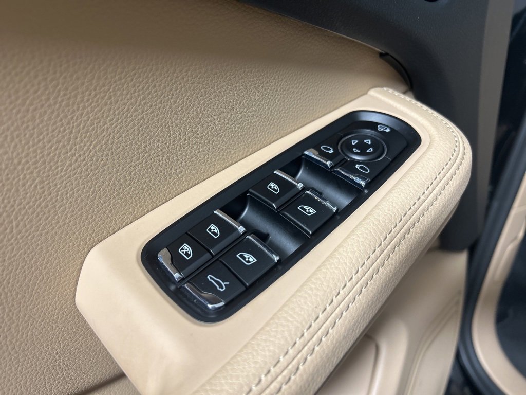 Certified 2025 Porsche Macan image 14