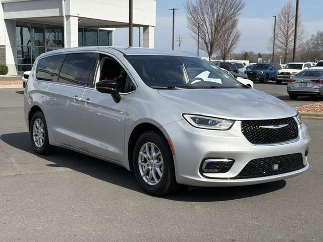 Used 2024 Chrysler Pacifica Touring-L image 14