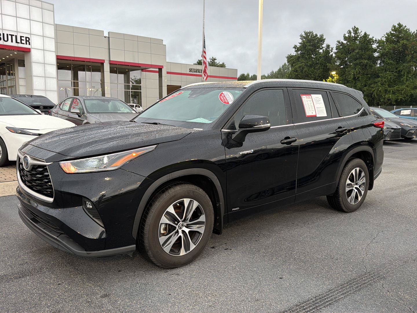 Certified 2021 Toyota Highlander XLE AWD/4WD image 2
