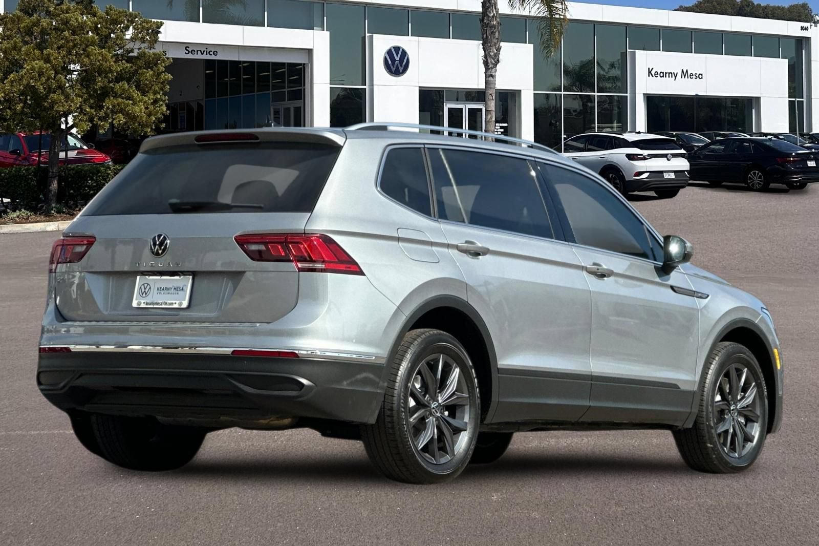 Used 2023 Volkswagen Tiguan SE FWD image 4