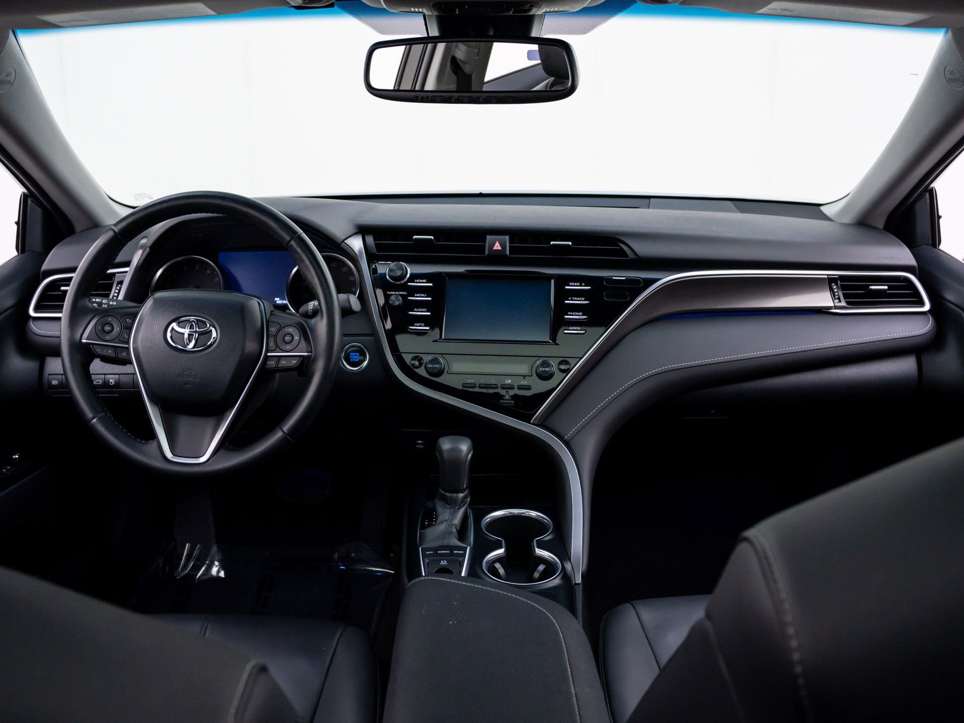 Used 2018 Toyota Camry XSE image 11