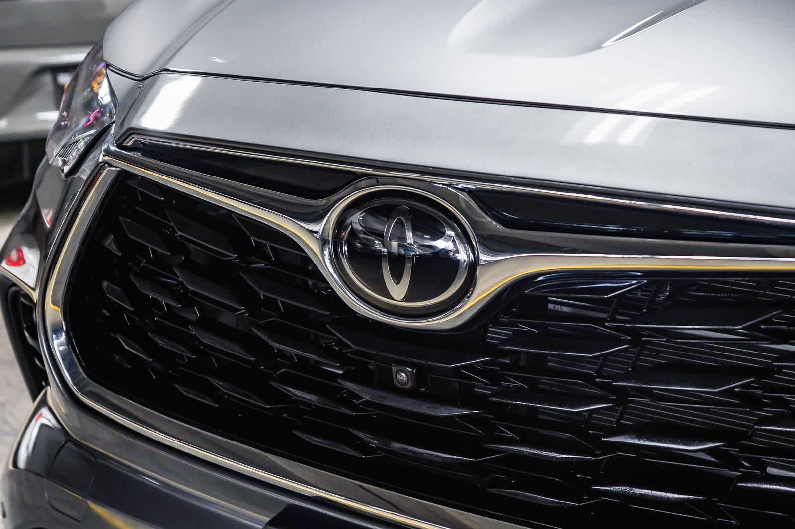 Certified 2025 Toyota Highlander Limited AWD/4WD image 9