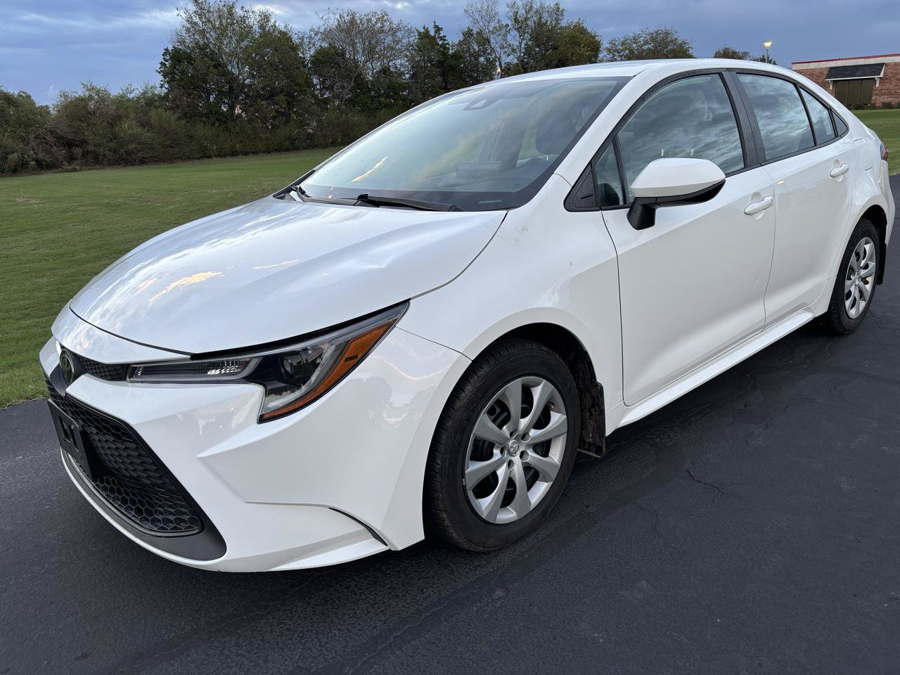 Used 2022 Toyota Corolla LE FWD image 5