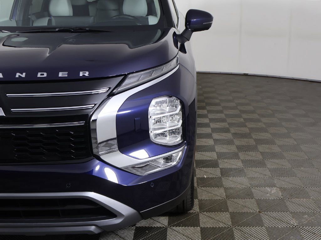 New 2025 Mitsubishi Outlander SE image 16