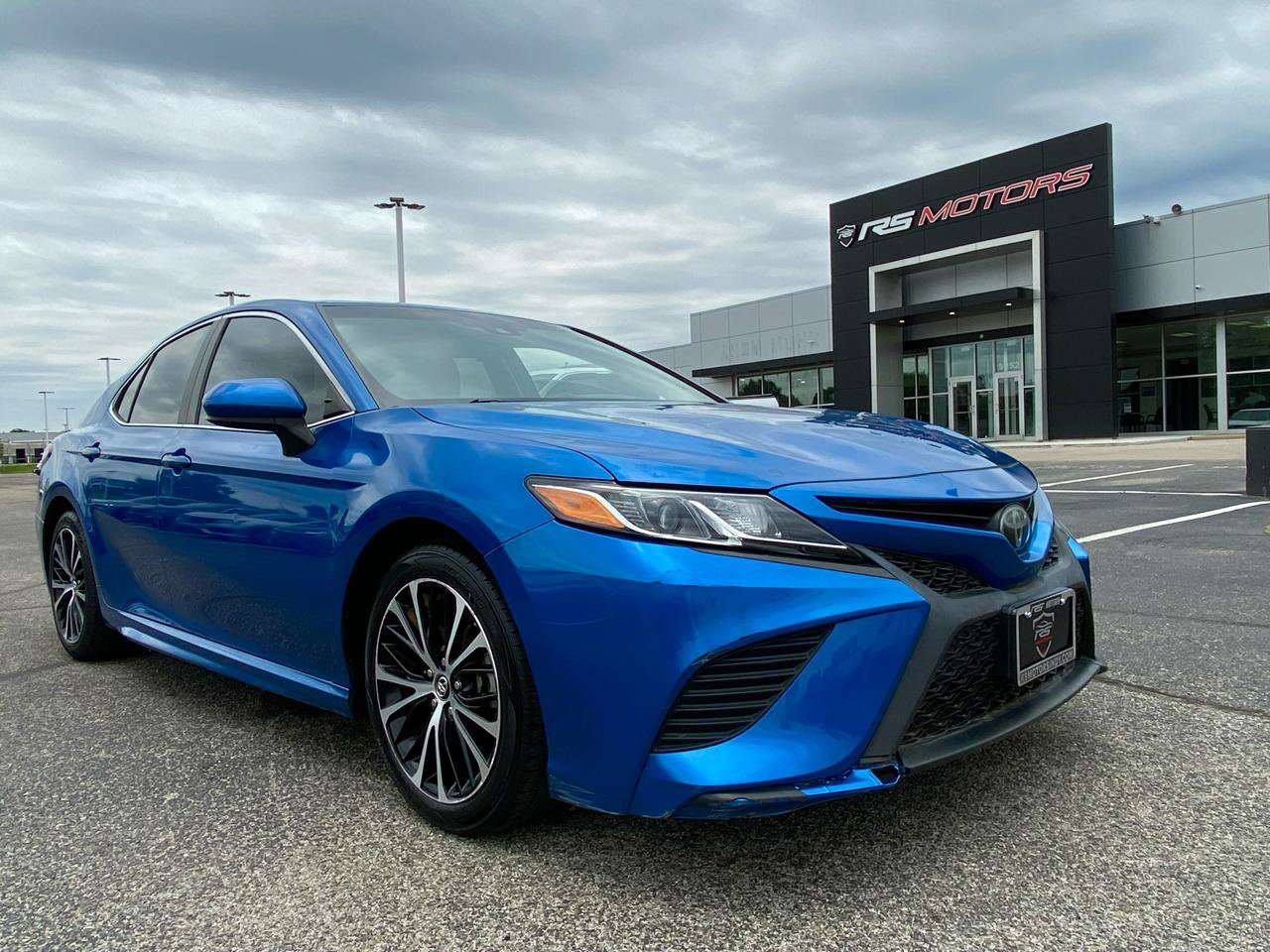 Used 2018 Toyota Camry SE w/ Moonroof Package FWD image 2