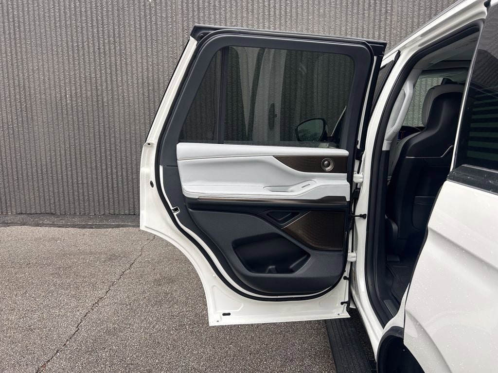 New 2026 Lincoln Navigator Black Label AWD/4WD image 18