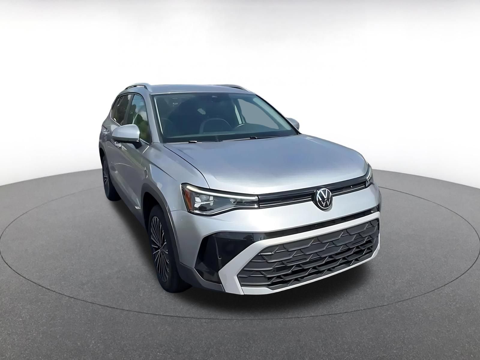Used 2025 Volkswagen Taos SE FWD image 3