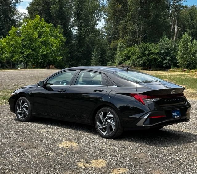 Certified 2025 Hyundai Elantra Limited FWD image 7