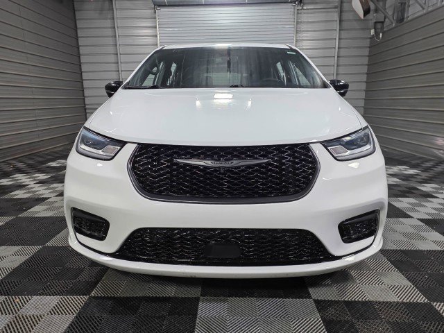 Used 2024 Chrysler Pacifica Limited image 3