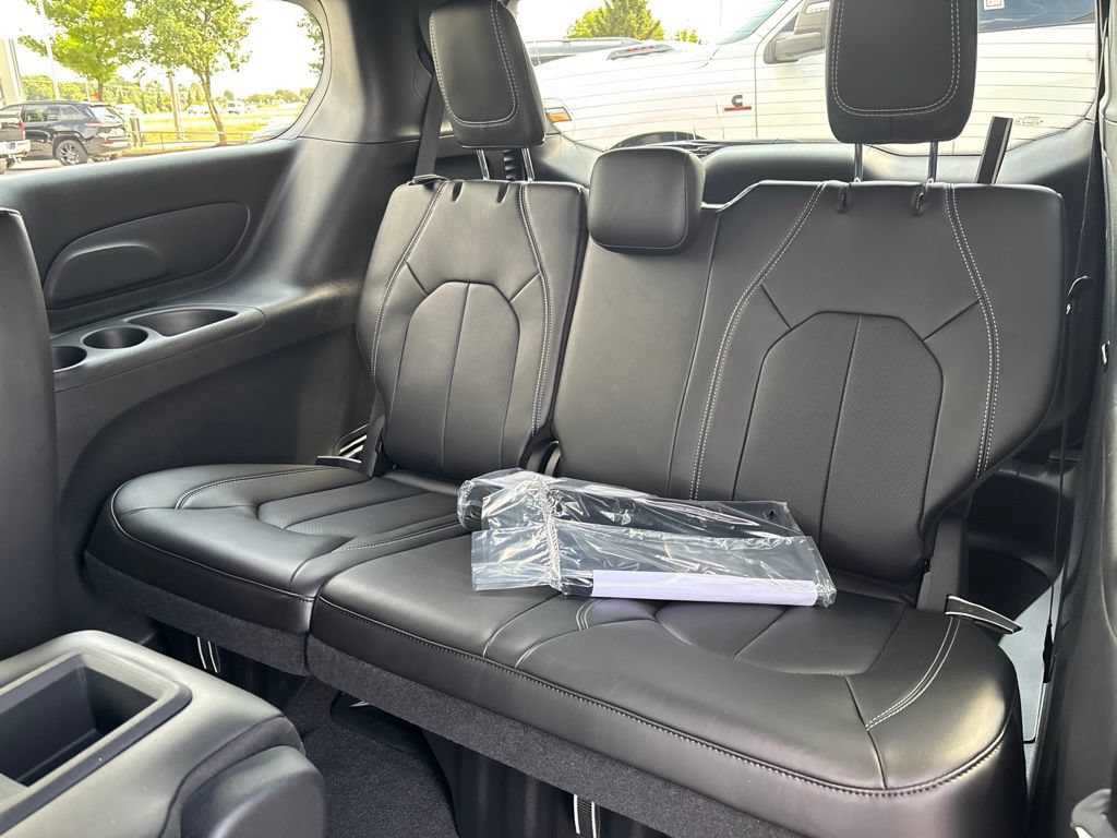New 2027 Chrysler Pacifica Select FWD image 18