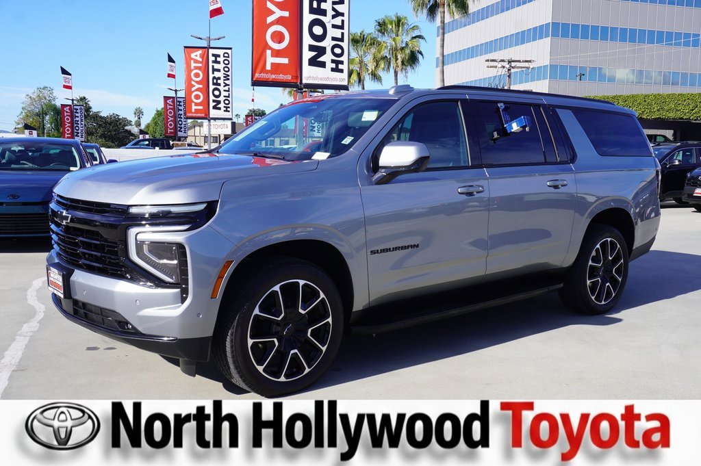 Used 2025 Chevrolet Suburban RST image 4