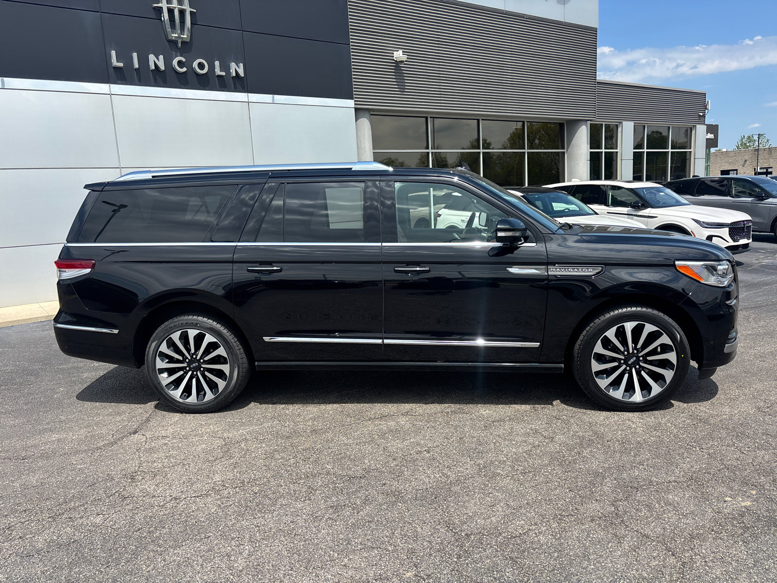 Certified 2024 Lincoln Navigator L Reserve AWD/4WD image 8