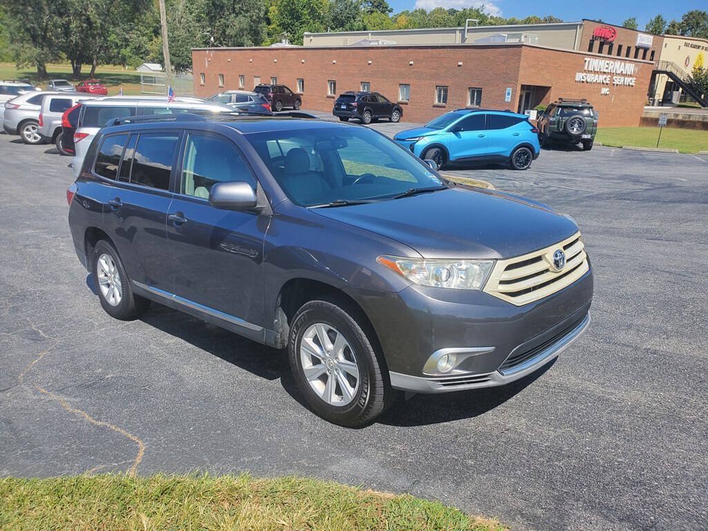 Used 2011 Toyota Highlander SE w/ Tow Pkg AWD/4WD image 3