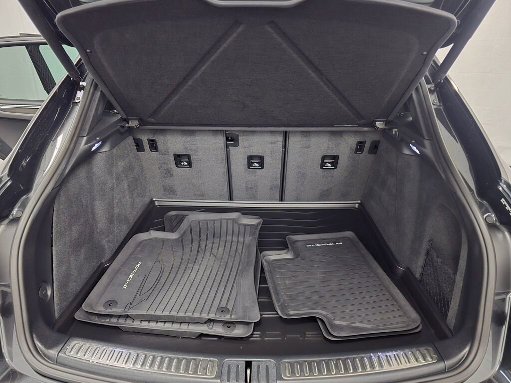 Certified 2025 Porsche Macan image 12