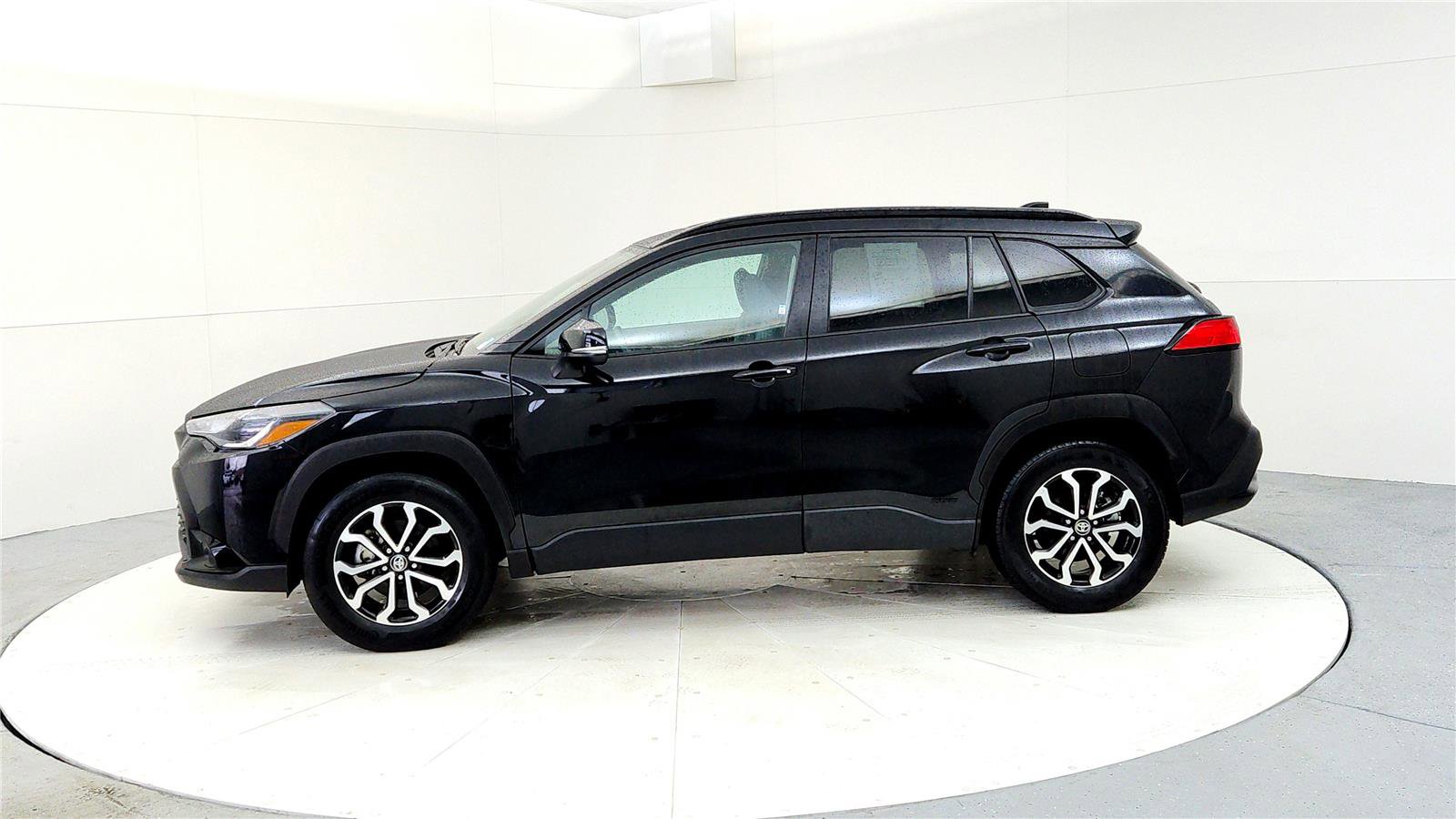 Certified 2024 Toyota Corolla Cross SE w/ Moonroof Package image 3