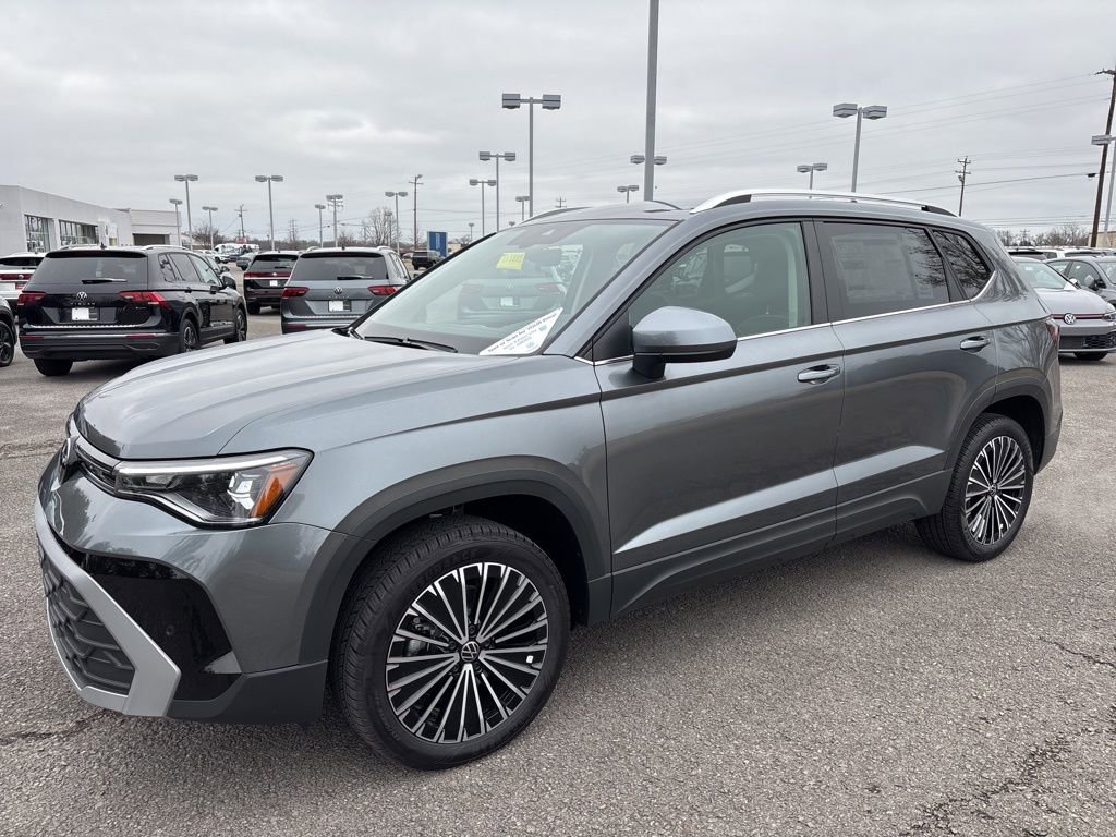 New 2025 Volkswagen Taos SE image 1