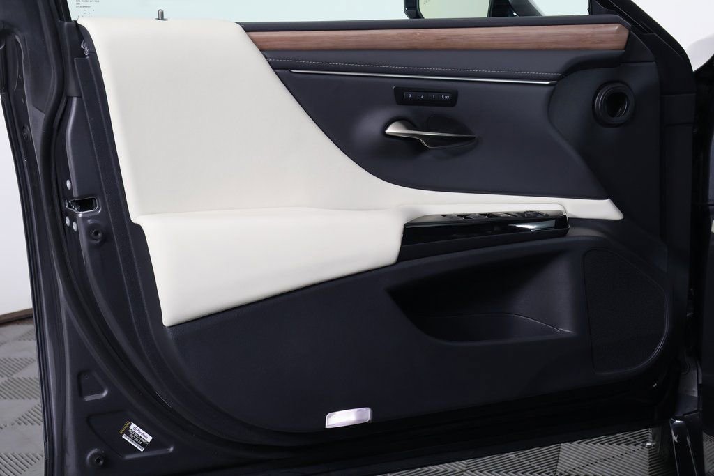 Used 2025 Lexus ES 300h w/ Premium Package image 12