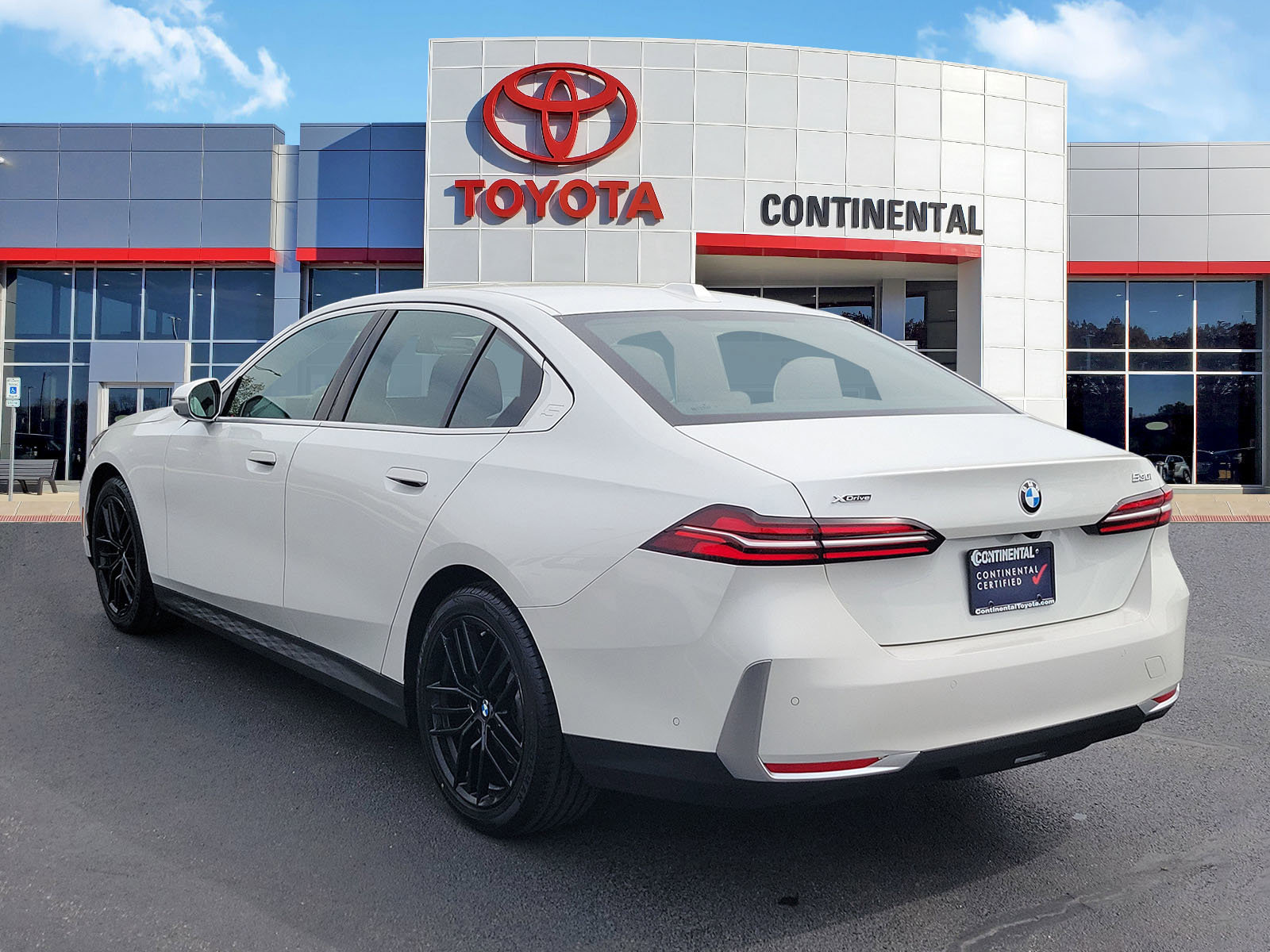 Used 2024 BMW 530i xDrive AWD/4WD image 4