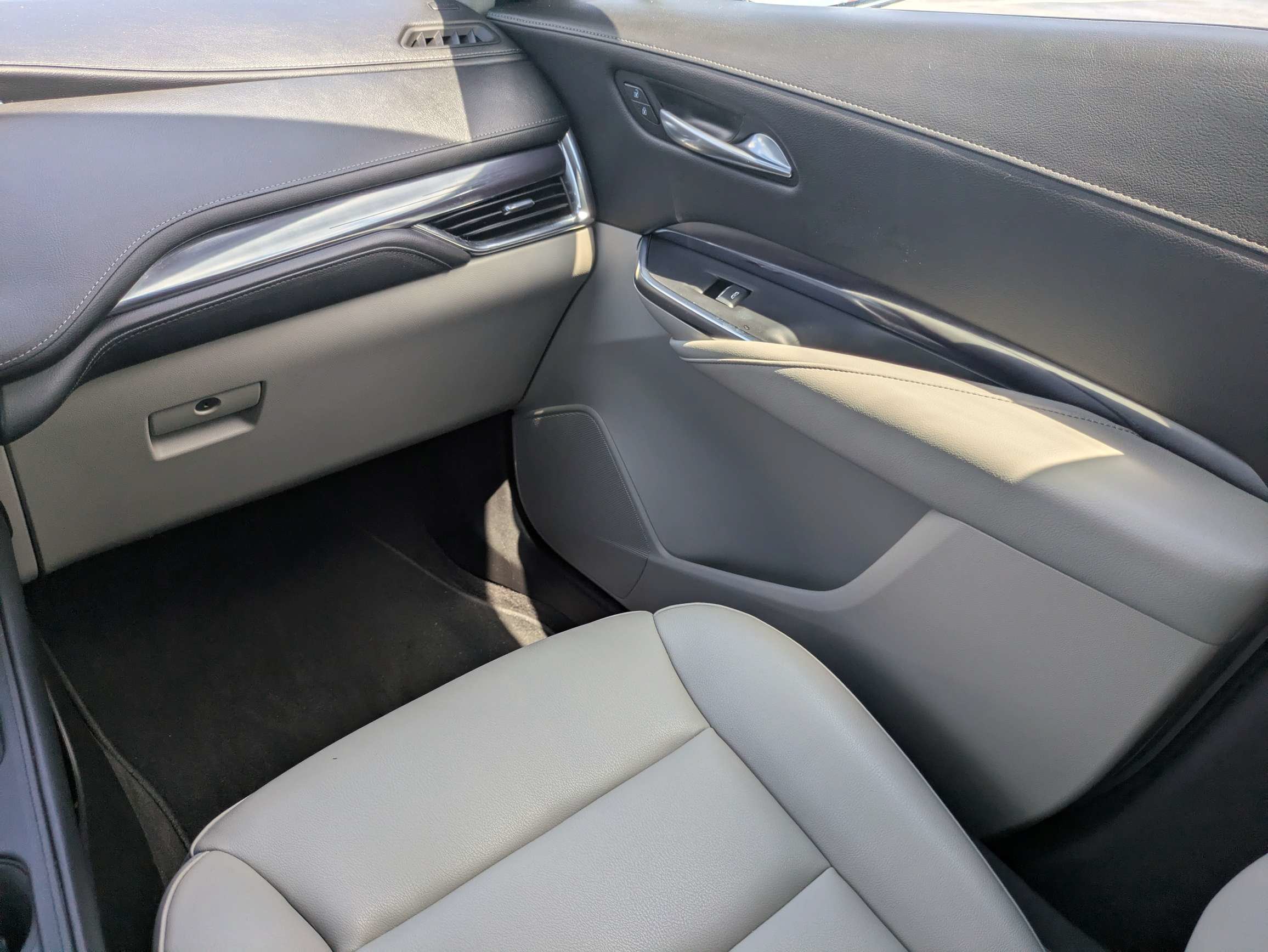 Certified 2023 Cadillac XT4 Luxury w/ Cold Weather Package AWD/4WD image 10