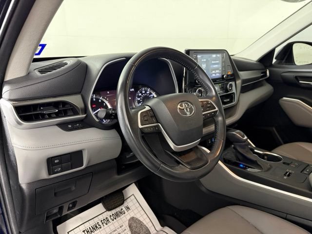 Used 2022 Toyota Highlander XLE FWD image 5