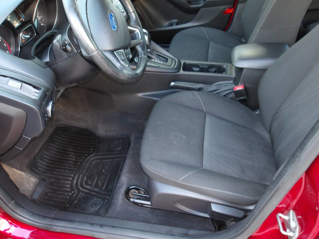 Used 2015 Ford Focus SE w/ SE Sport Package image 6