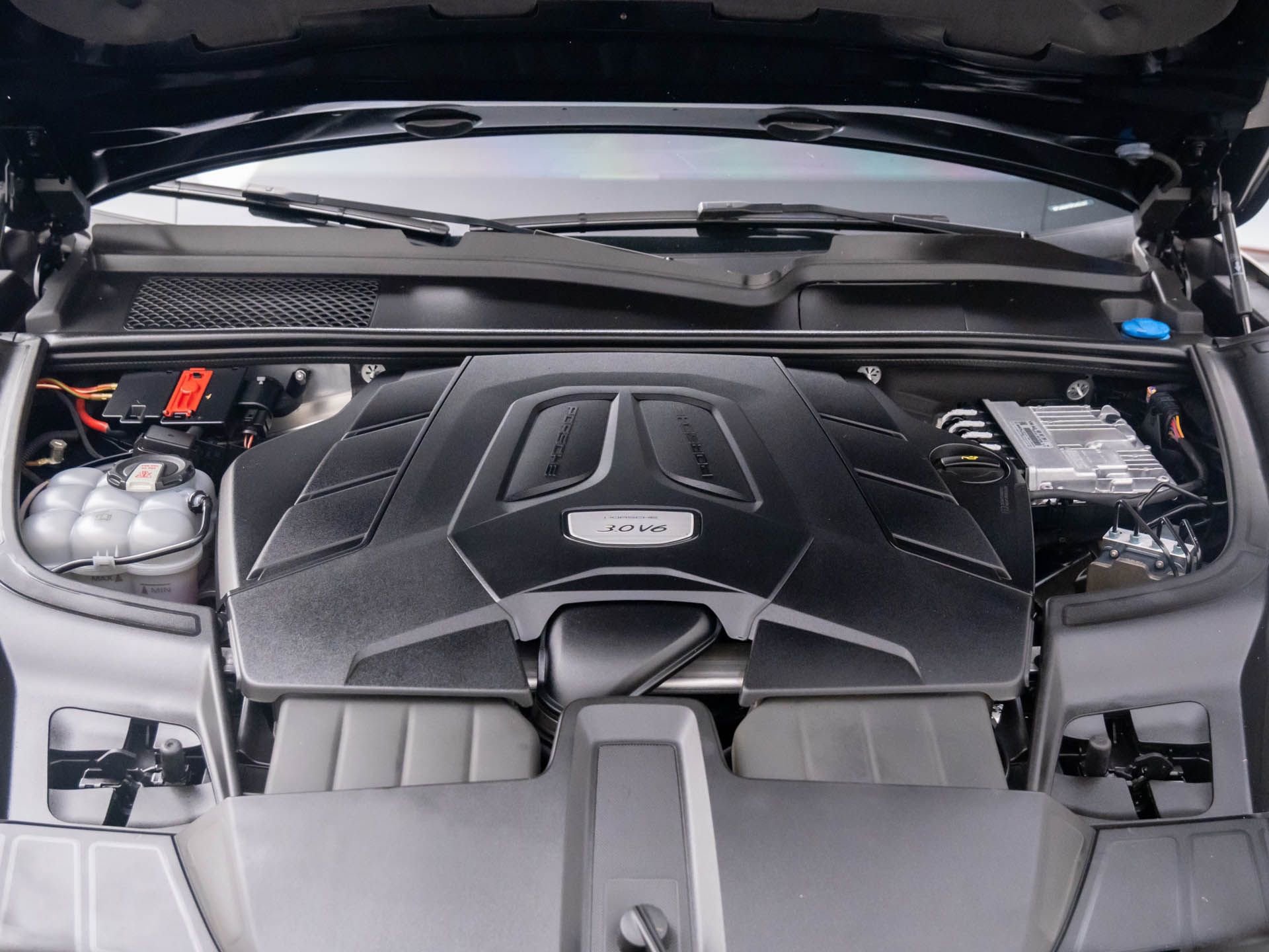 Certified 2023 Porsche Cayenne Platinum Edition image 30