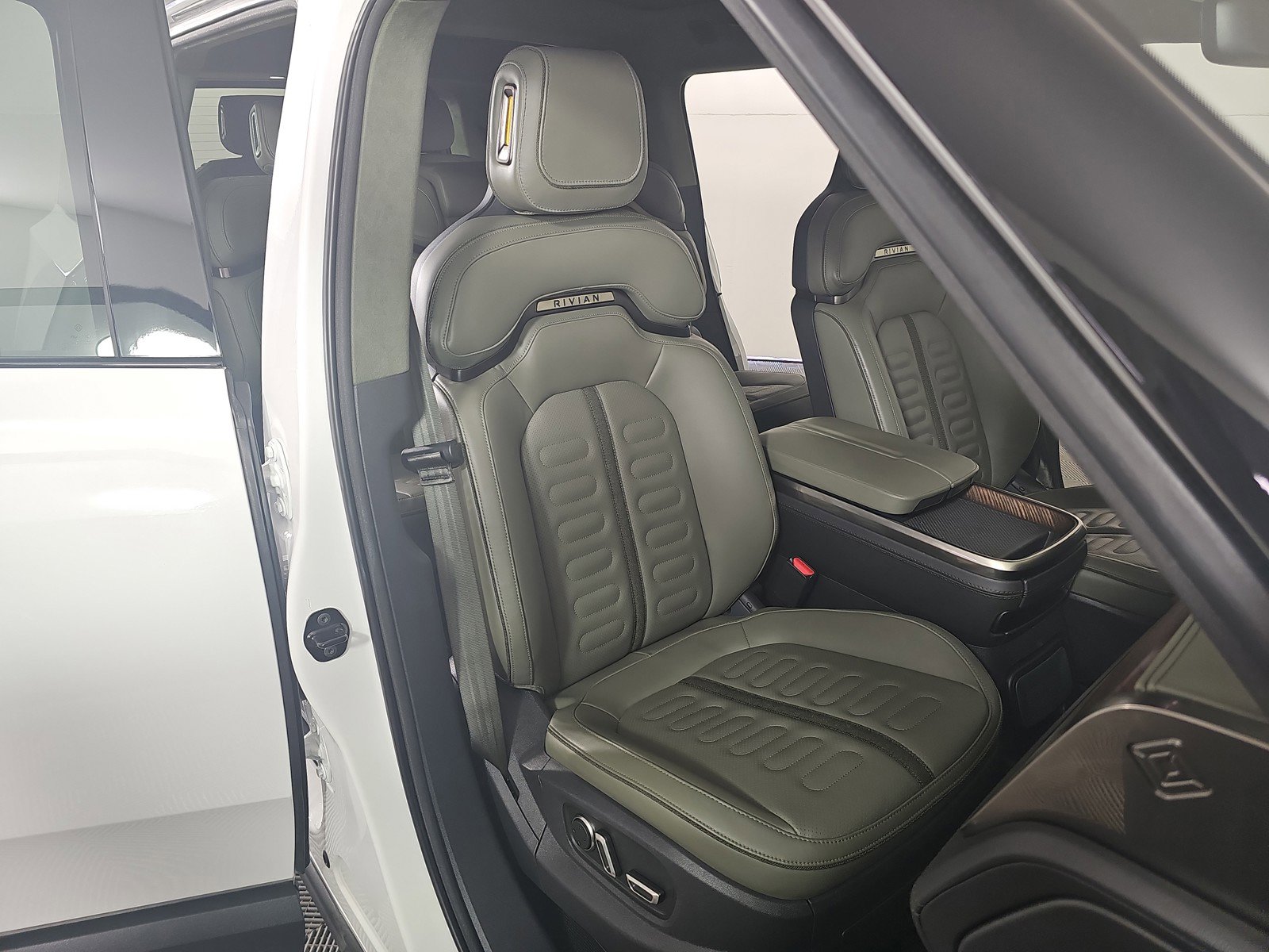 Used 2024 Rivian R1S Adventure image 24