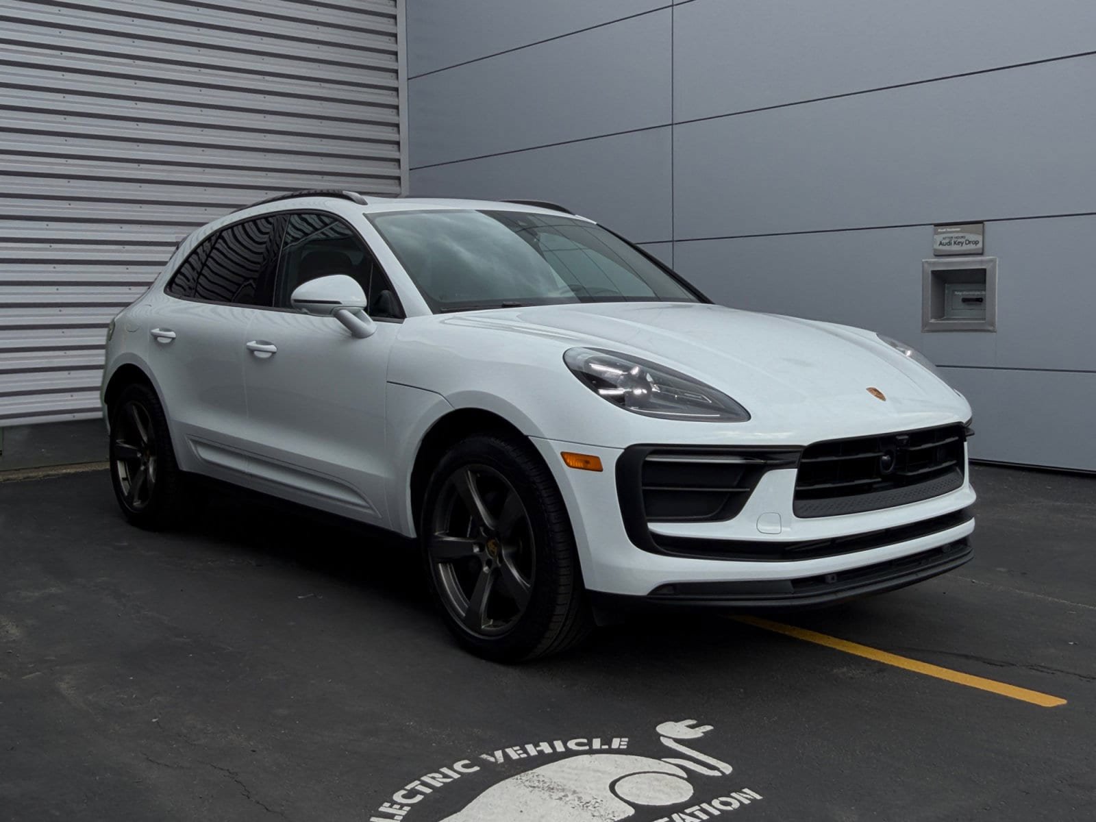 Certified 2025 Porsche Macan AWD/4WD image 7