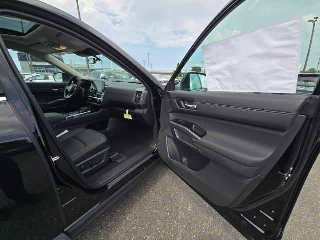 New 2025 Nissan Pathfinder SL w/ SL Premium Package image 10