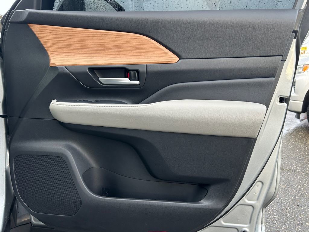 Used 2024 Toyota Grand Highlander Limited image 25