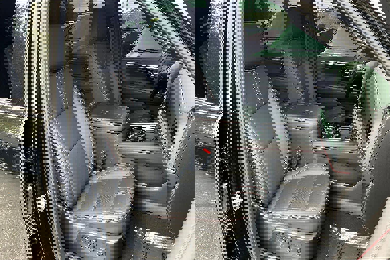 Certified 2025 Chevrolet Suburban RST image 8