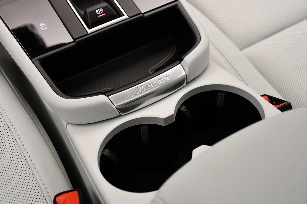 Certified 2025 Porsche Macan image 34