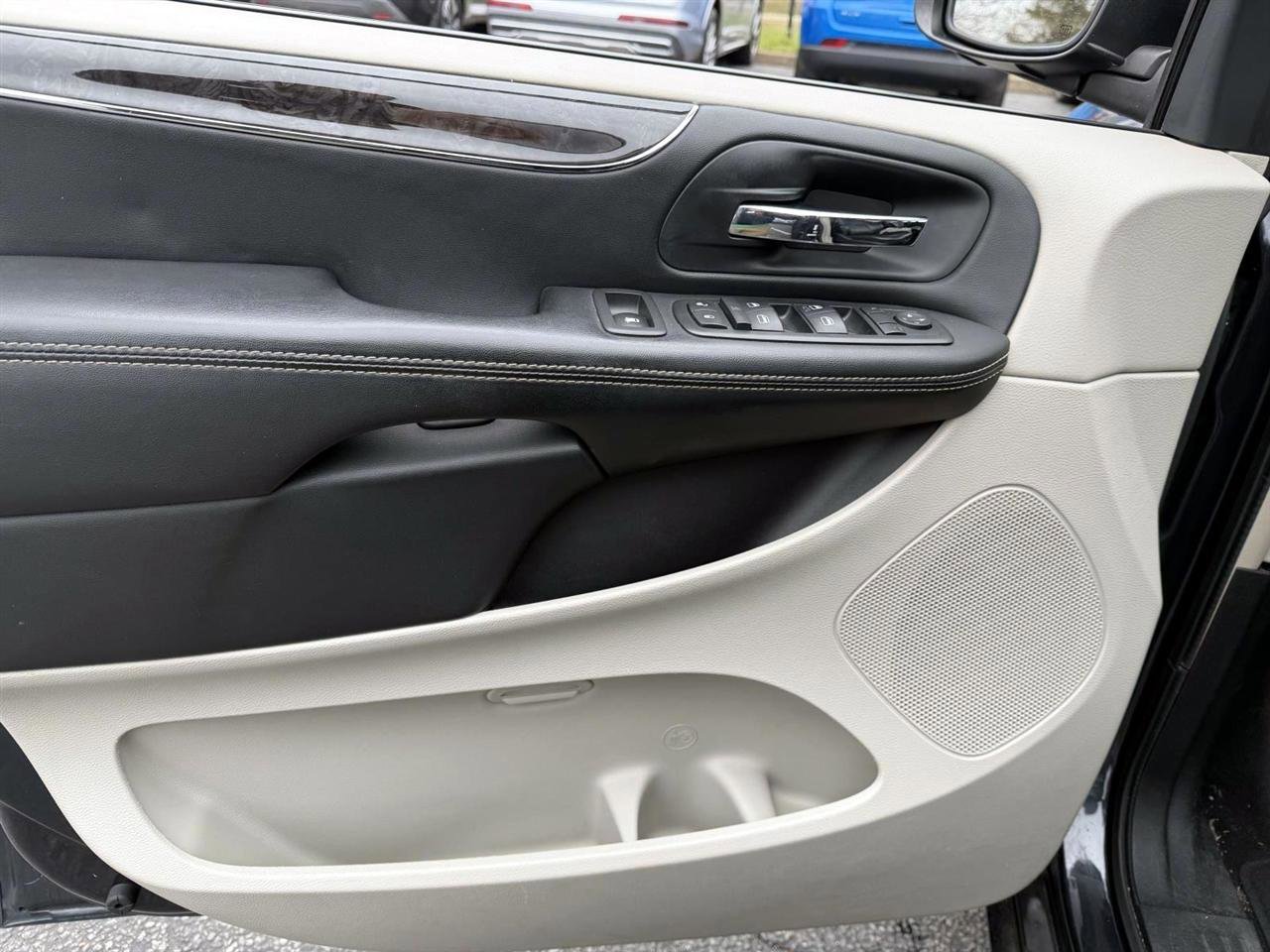 Used 2013 Chrysler Town & Country Touring-L w/ Driver Convenience Group FWD image 17