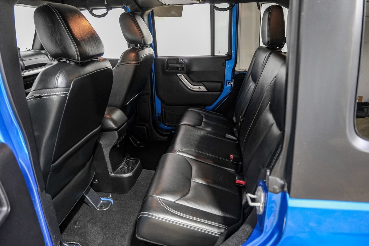 Used 2015 Jeep Wrangler Unlimited Sahara w/ Connectivity Group AWD/4WD image 33