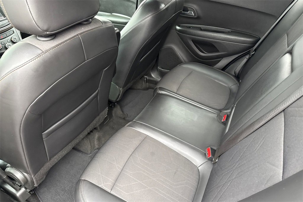 Used 2022 Chevrolet Trax LT w/ Midnight Edition image 5