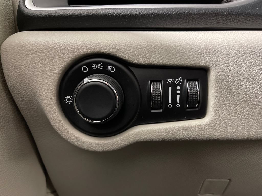 Used 2017 Chrysler Pacifica LX FWD image 30