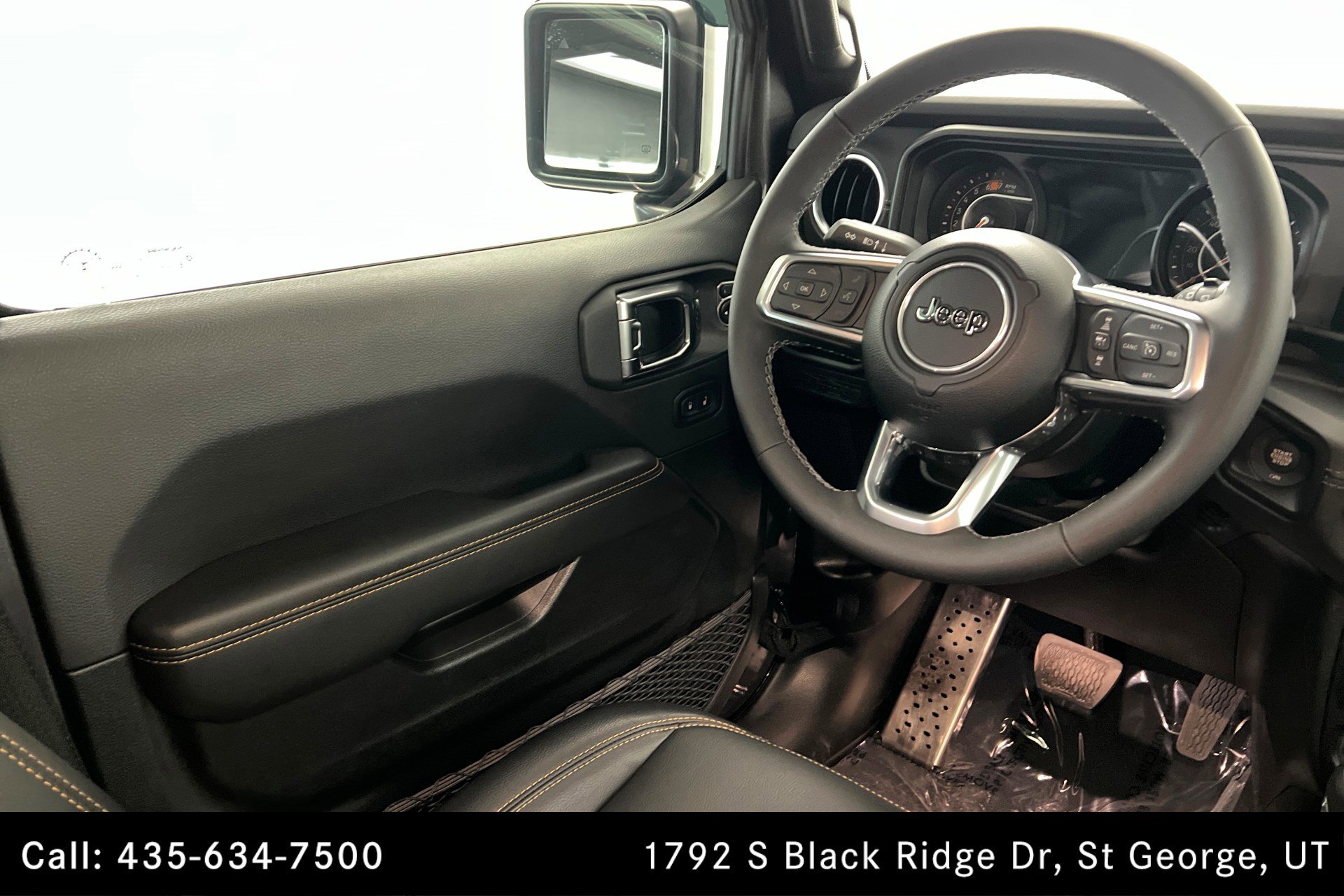 Used 2025 Jeep Wrangler Sahara image 11