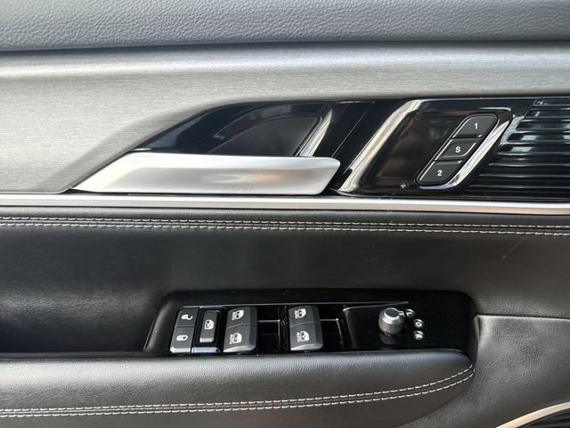 Used 2025 Jeep Wagoneer L 4WD image 13