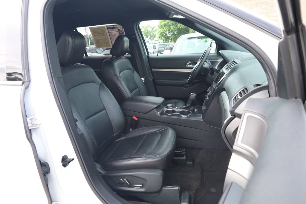 Used 2018 Ford Explorer XLT w/ Equipment Group 202A AWD/4WD image 26