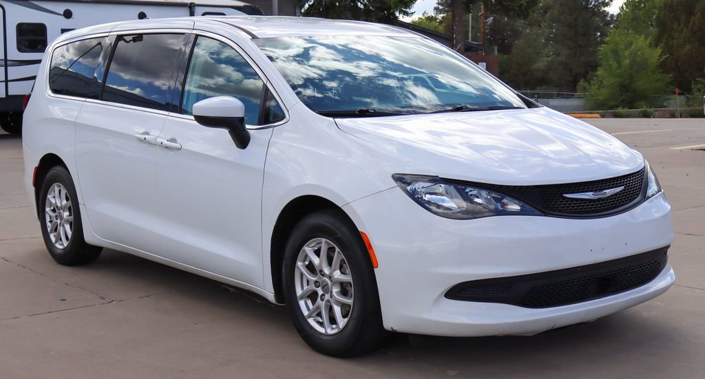 Used 2022 Chrysler Voyager LX FWD image 1