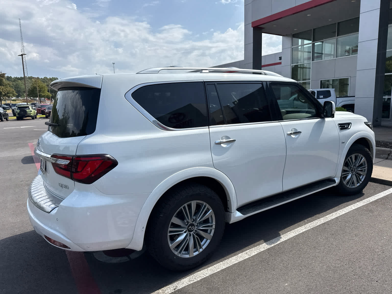 Used 2020 INFINITI QX80 Luxe w/ All-Season Package RWD image 4