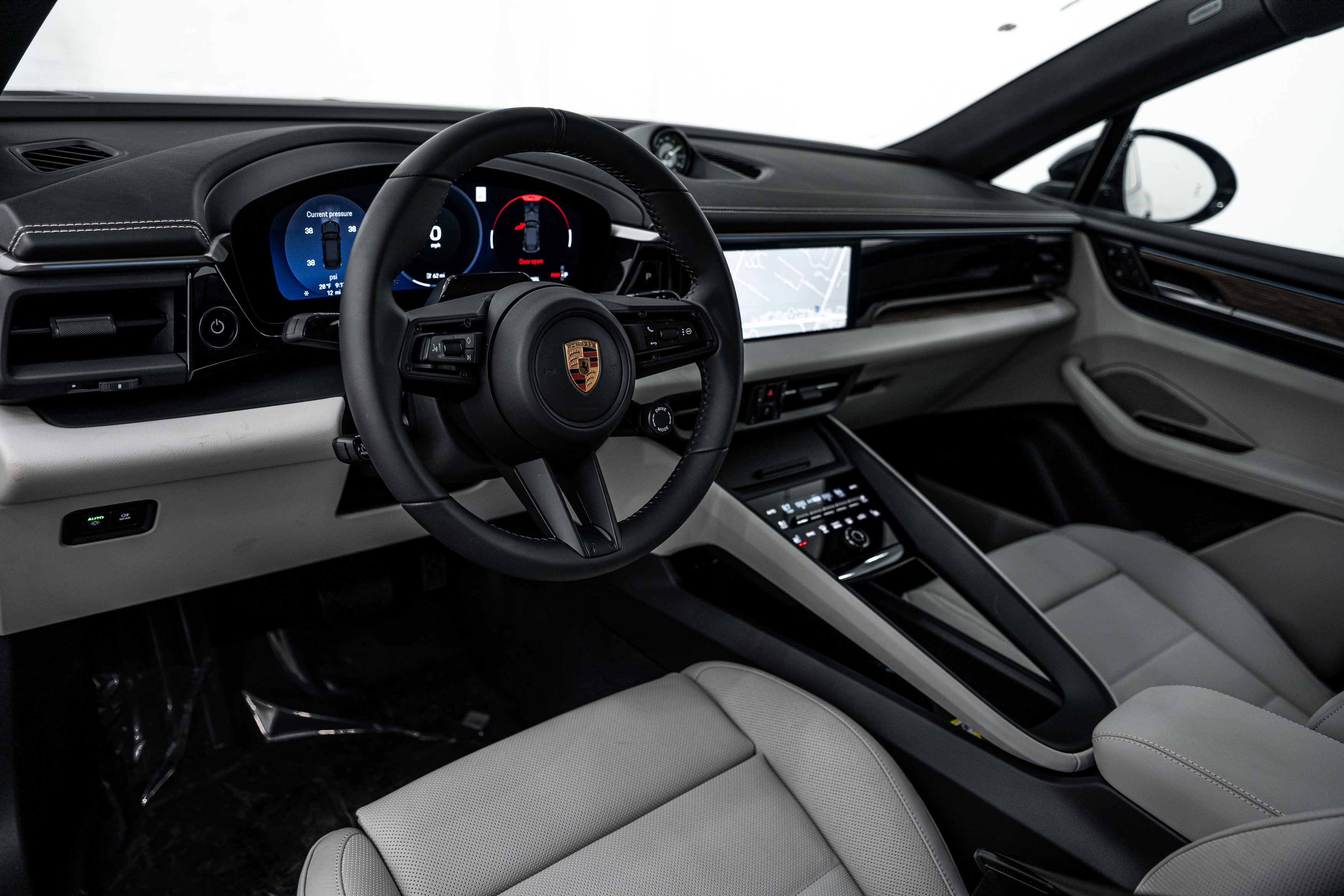 New 2026 Porsche Macan 4 Electric AWD/4WD image 4