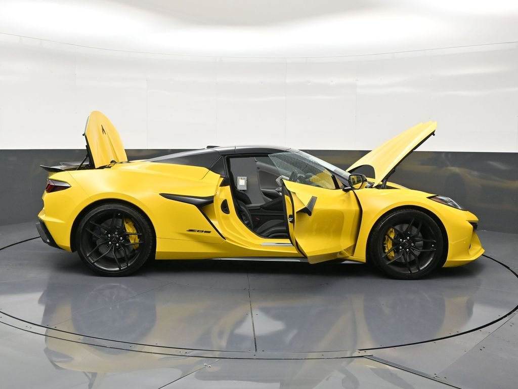 Used 2025 Chevrolet Corvette Z06 RWD image 29