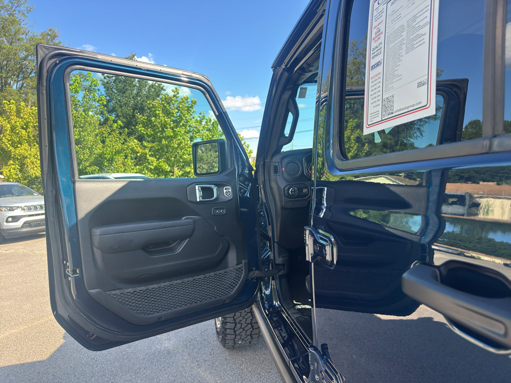 Used 2025 Jeep Gladiator Rubicon w/ Safety Group image 17