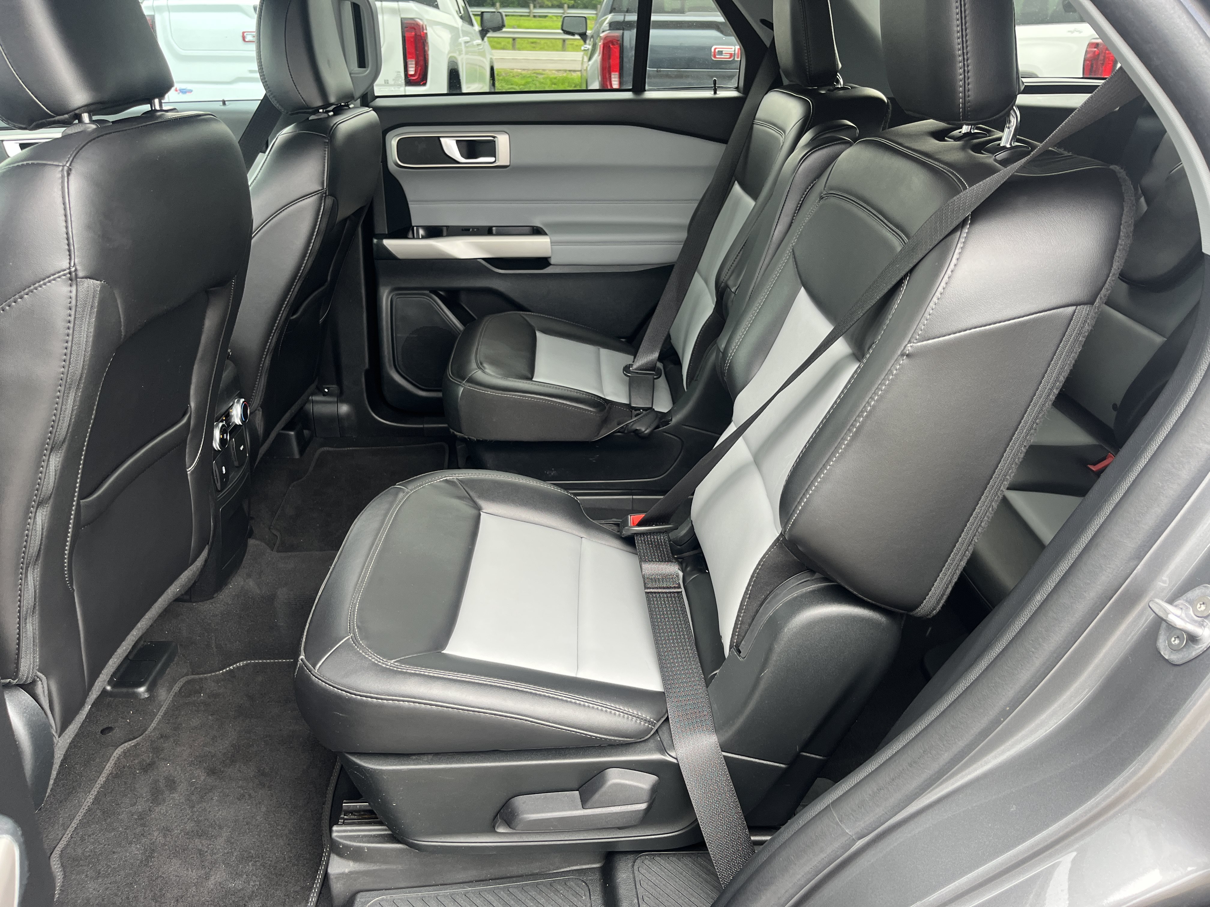 Used 2023 Ford Explorer XLT w/ Equipment Group 202A RWD image 33