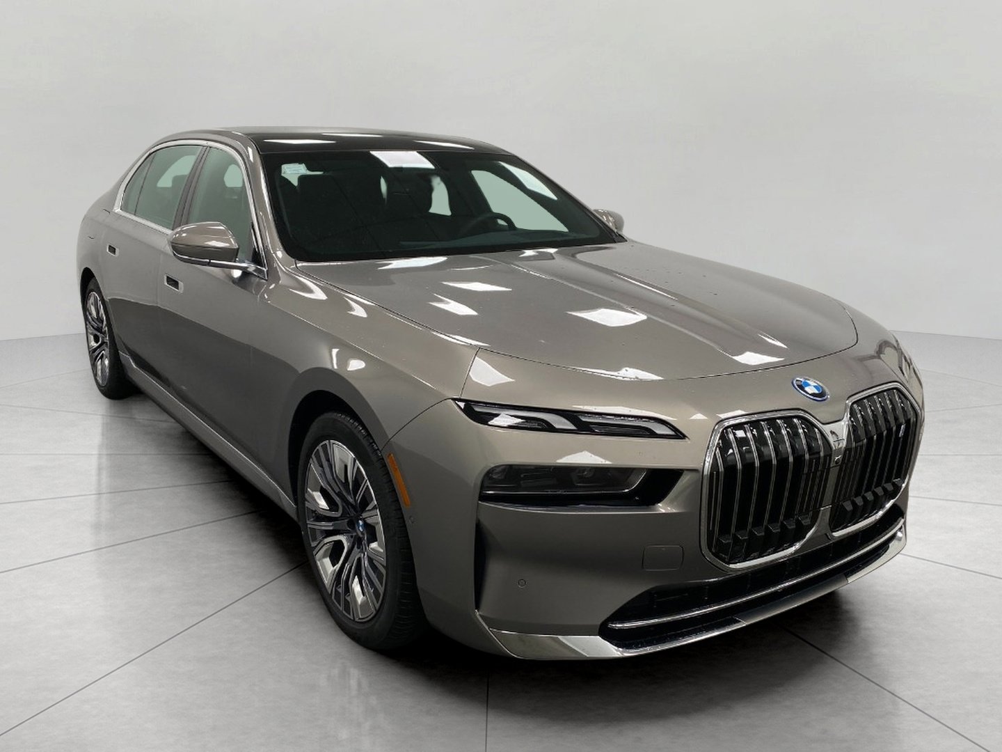 Used 2024 BMW i7 xDrive60 image 1