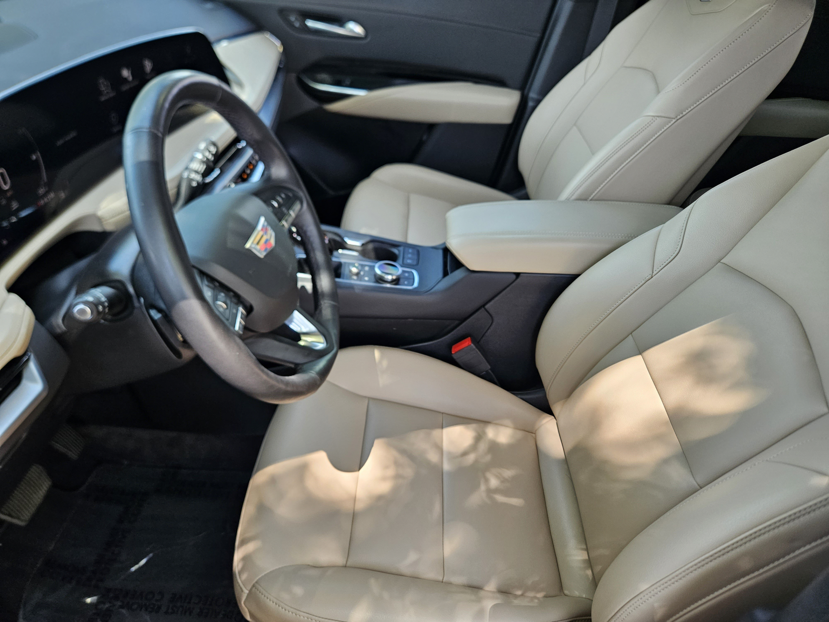 Used 2024 Cadillac XT4 Luxury w/ Cold Weather Package FWD image 5