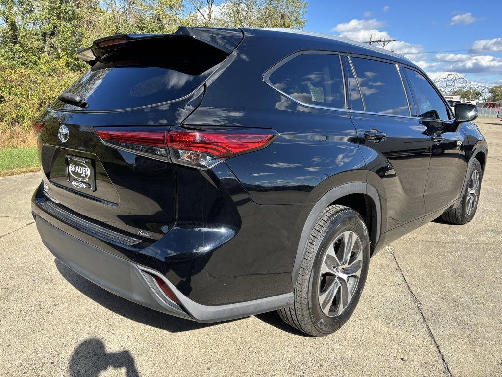 Used 2022 Toyota Highlander XLE image 7