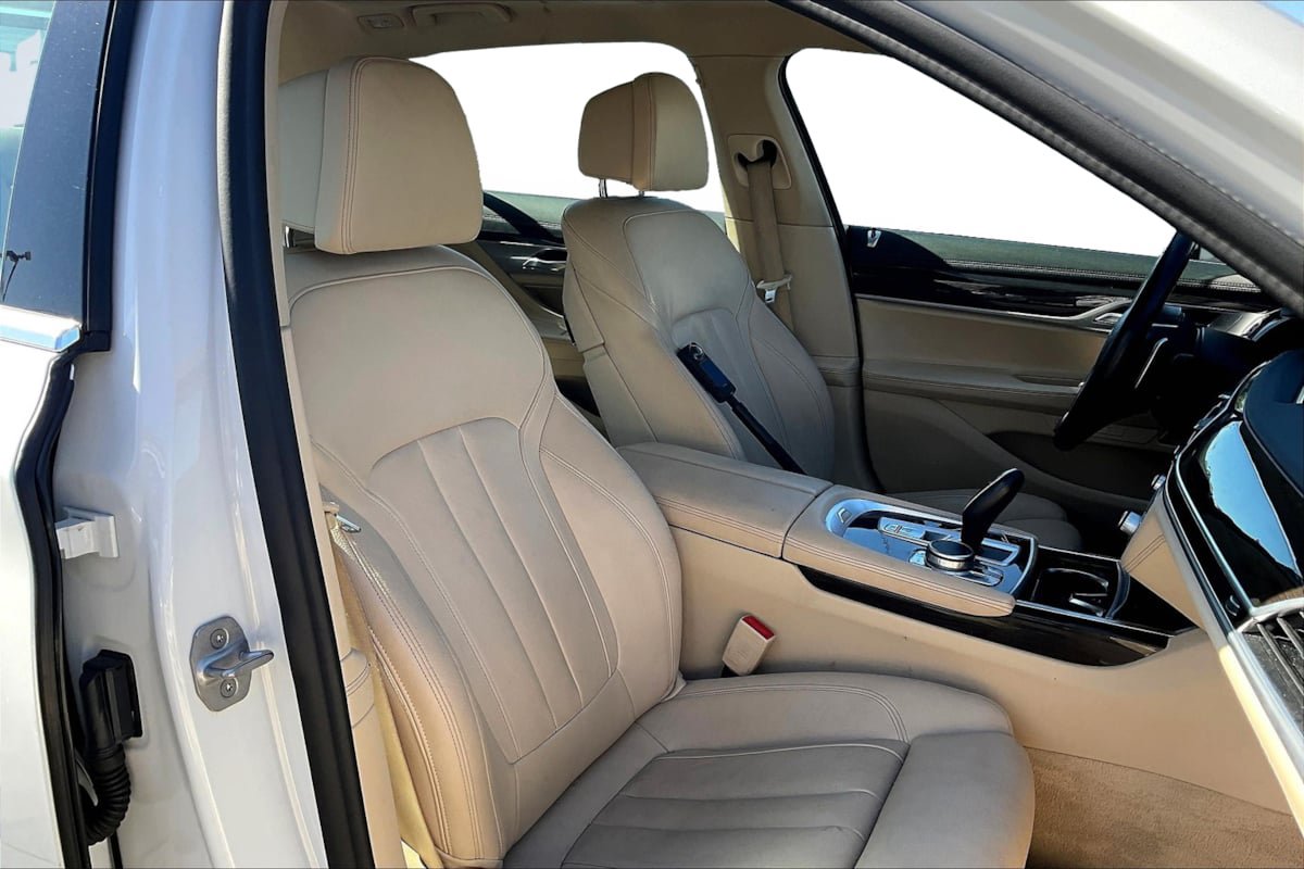 Used 2021 BMW 740i RWD image 7