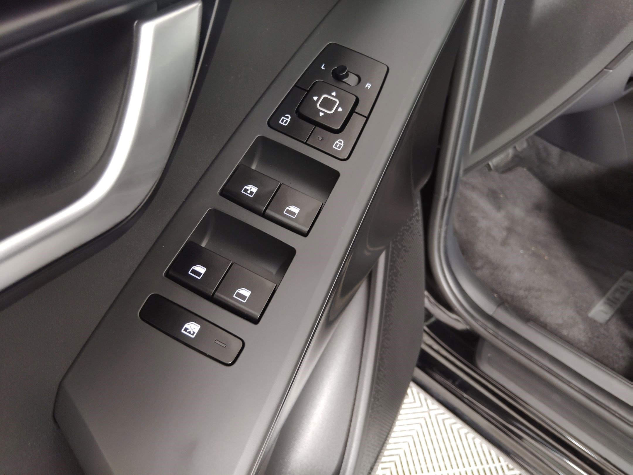 Used 2023 Kia Niro LX image 20